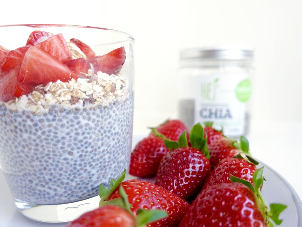 chia pudding mit müsli und erdbeeren