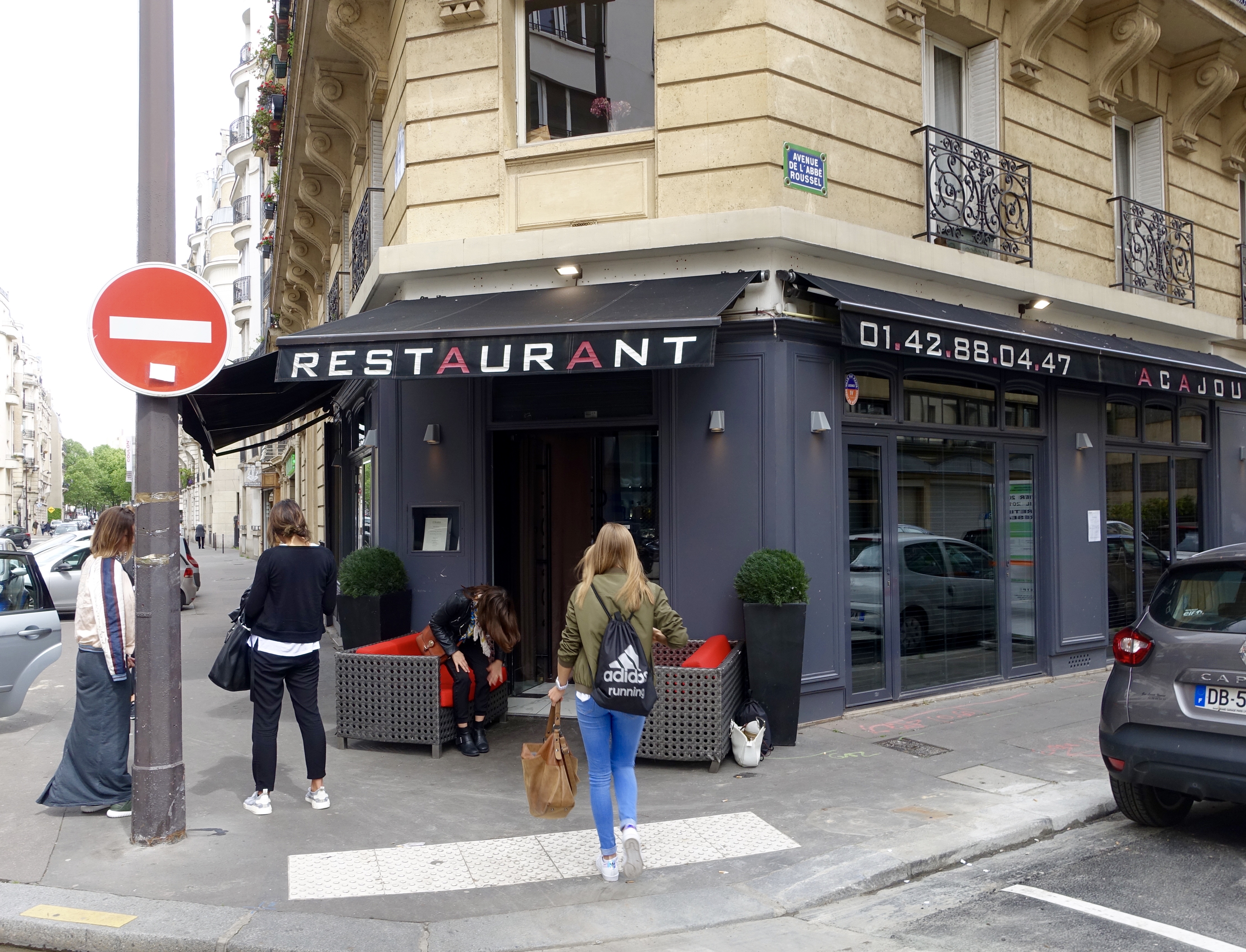Frau vor Restaurant in Paris 