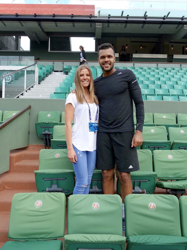 Tennisspieler und Frau auf der Roland Garros Tribüne 