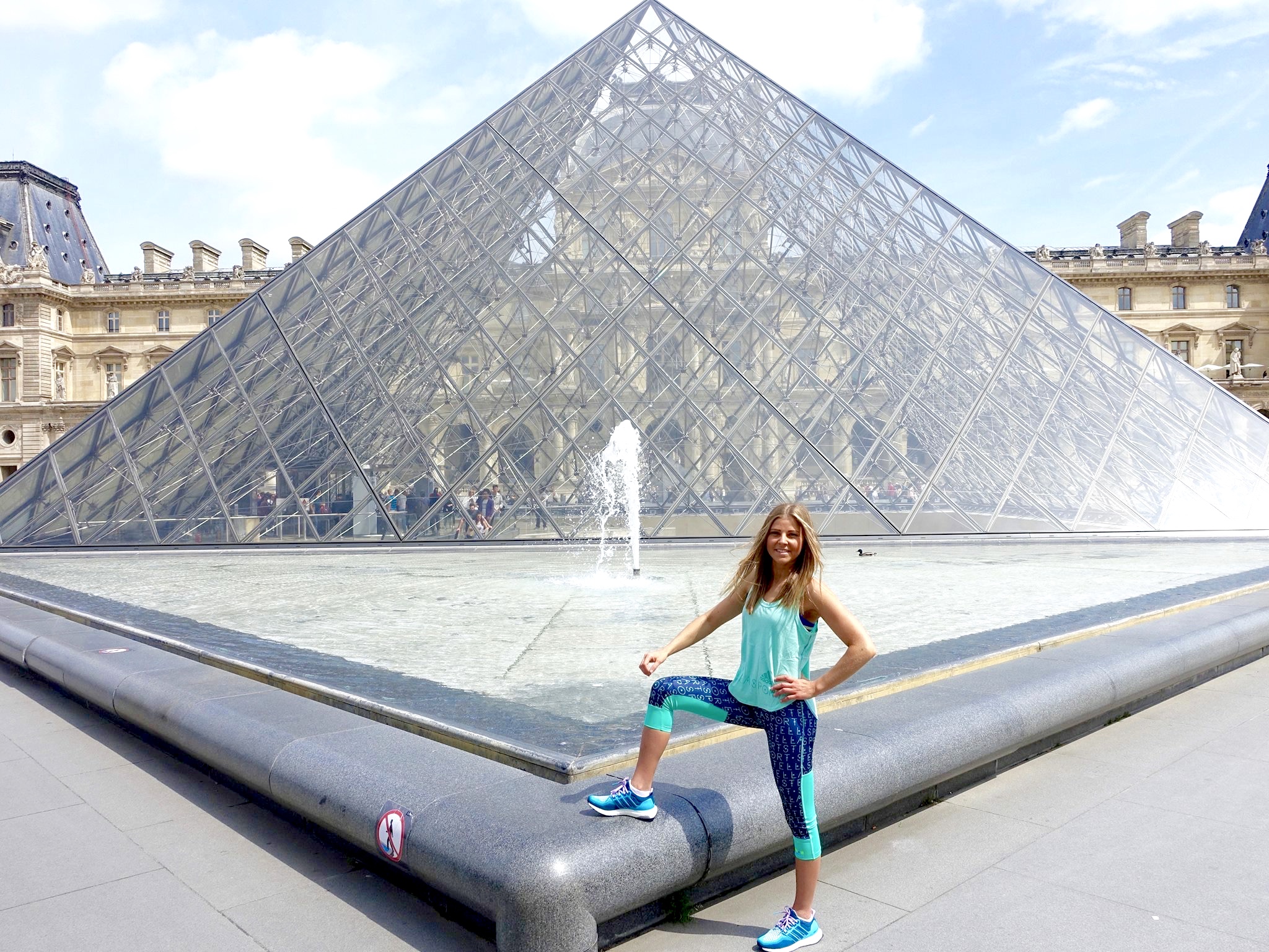 Frau vor Louvre