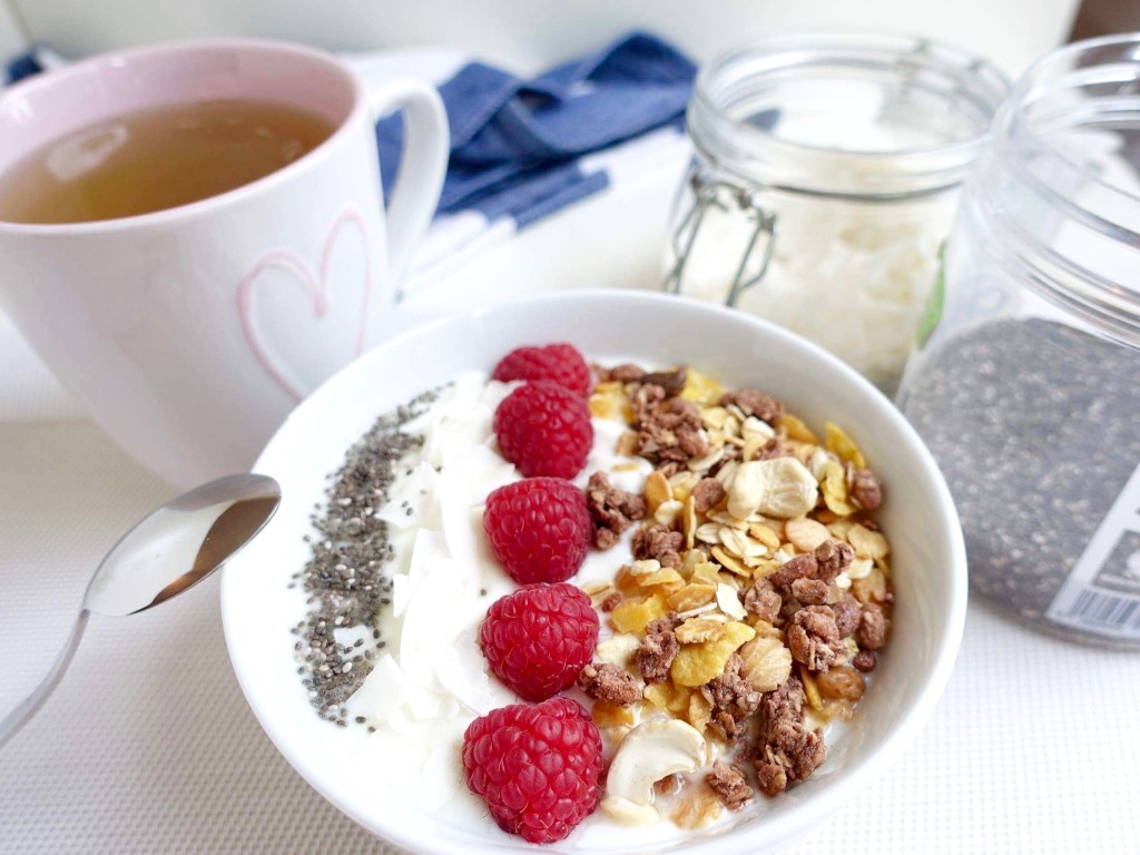 Joghurt Bowl mit gerösteten Kokosflocken - Julia Breuing